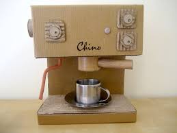 máquina de café de papelão