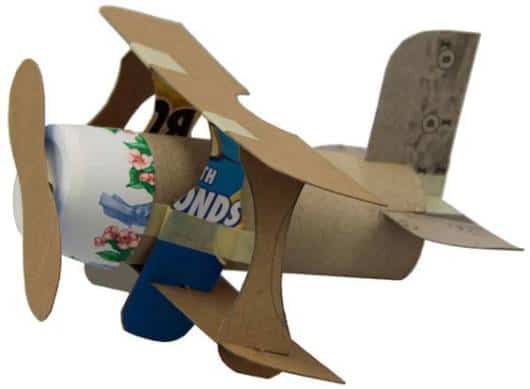 Brinquedo de sucata: avião de papel