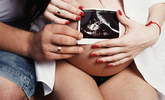 Casal grávido com ultrassom