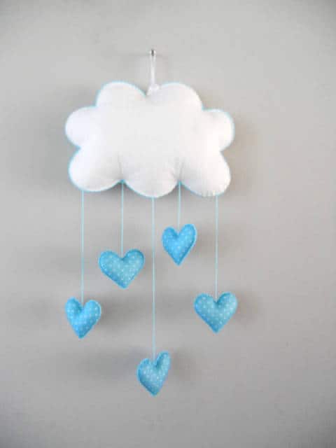 mobile de nuvem com coração azul