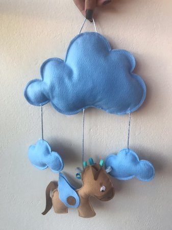 mobile de nuvem azul para quarto de menino