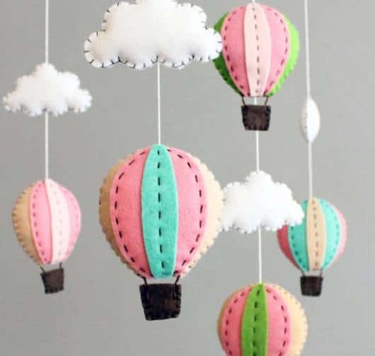 mobile de nuvem com balões coloridos