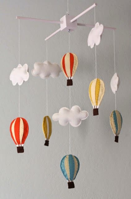 mobile de nuvem com balões