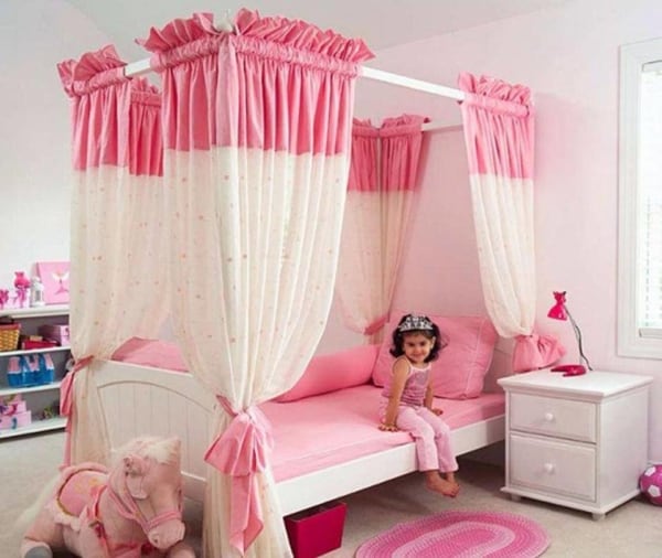 Dossel rosa e branco em cama de princesa