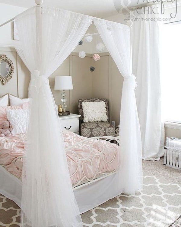 Ideia de quarto feminino com cama de princesa