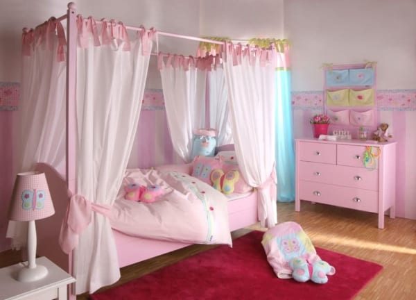 Quarto todo rosa com cama de princesa