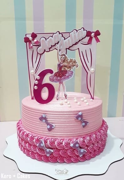 bolo cor de rosa decorado com toppers da Barbie bailarina