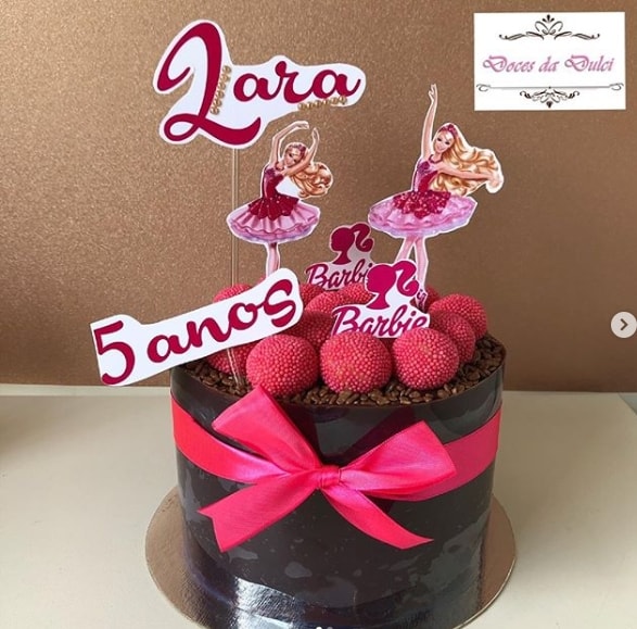 bolo de chocolate com acetato decorado com toppers da Barbie