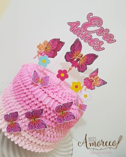 bolo alto decorado em rosa com borboletas