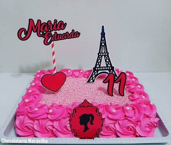 bolo retangular decorado em rosa e com tema da Barbie Paris
