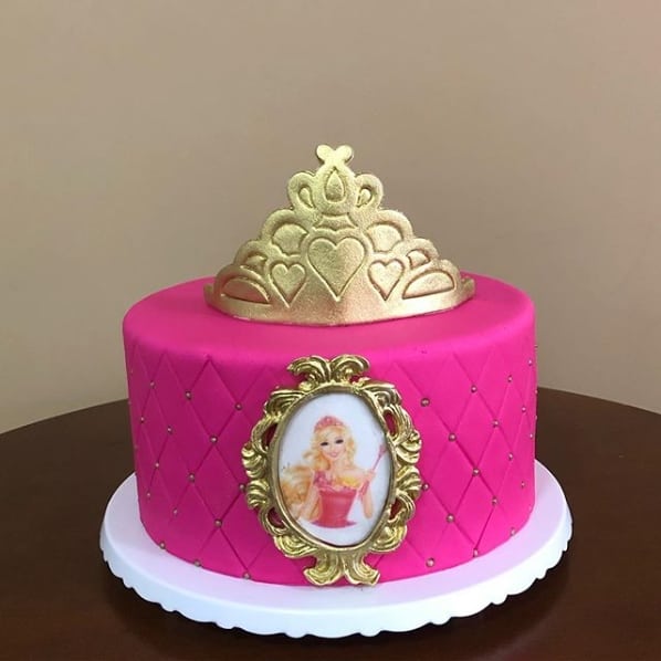 bolo da Barbie de pasta americana pink com dourado