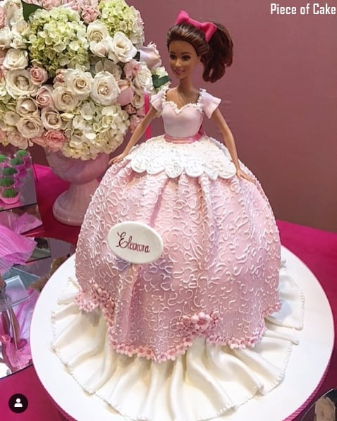bolo com boneca da Barbie morena decorado com pasta americana