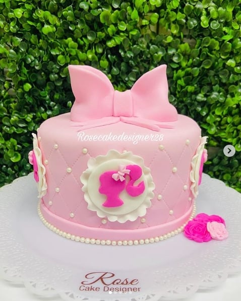 bolo decorado em pasta americana rosa claro