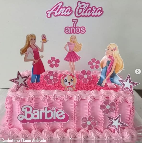 bolo da Barbie quadrado decorado com chantilly e granulado