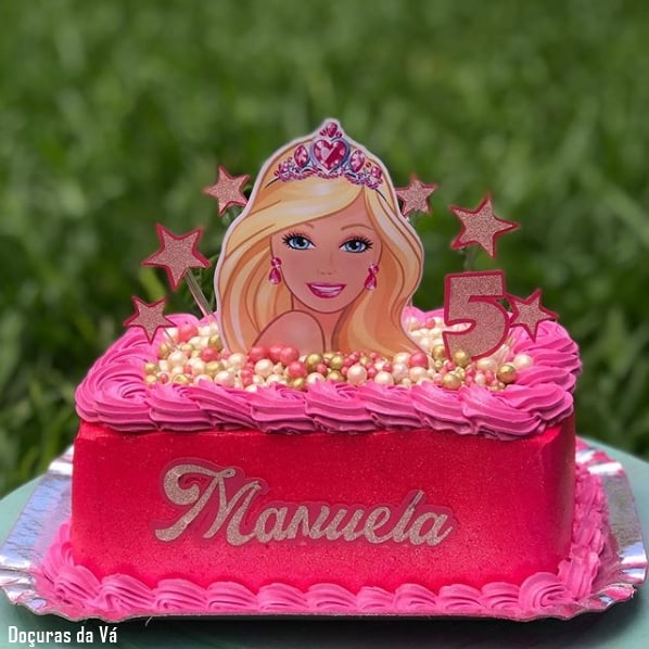 bolo quadrado pink com toppers da Barbie princesa