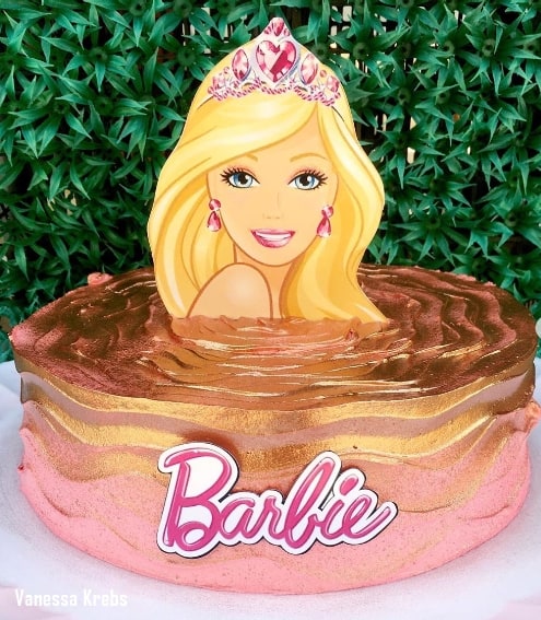 bolo redondo da Barbie decorado em rosa e dourado