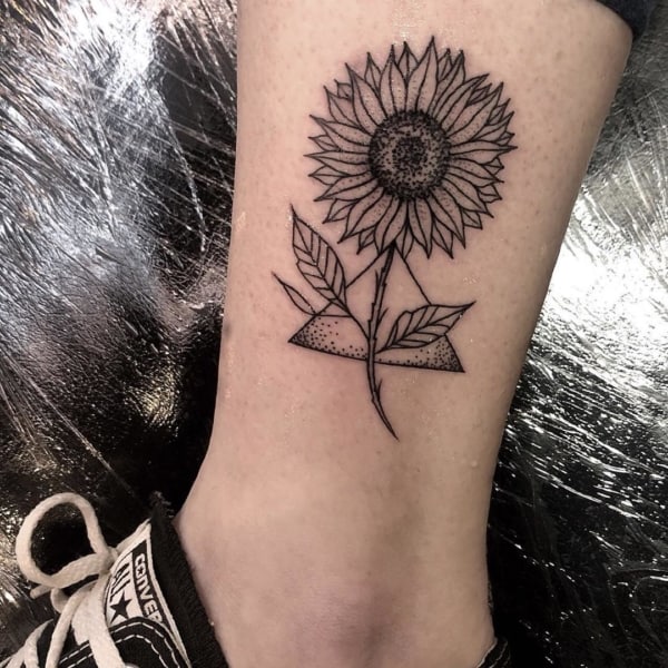 Linda tatuagem de girassol que significa filho do sol