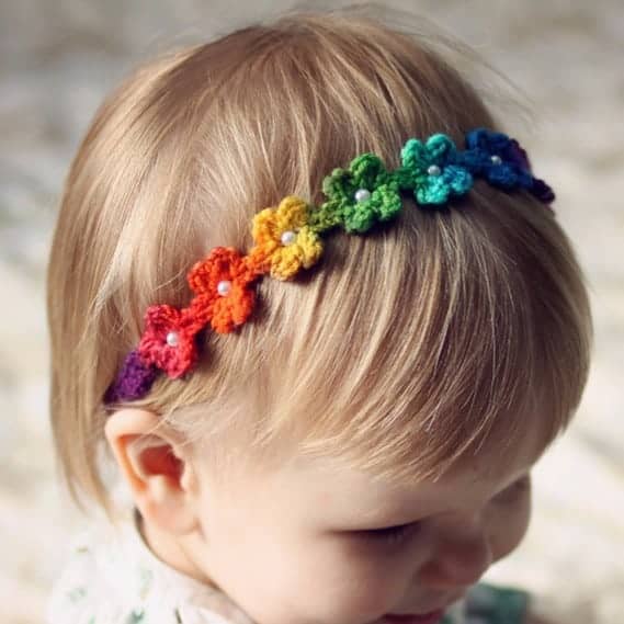 tiara colorida e delicada em crochê para bebê