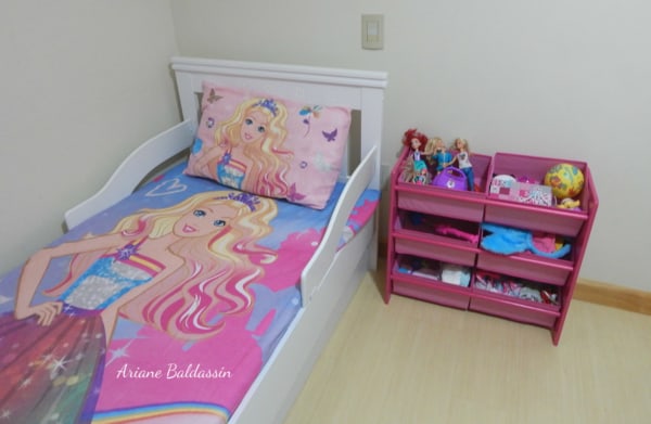 quarto simples com roupa de cama da Barbie