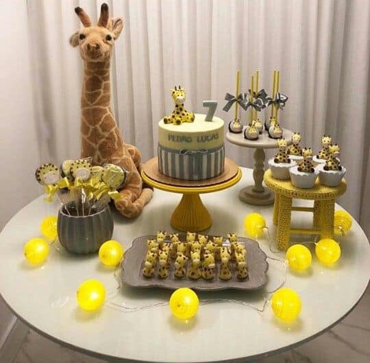 festa de mesversario simples com tema de girafa