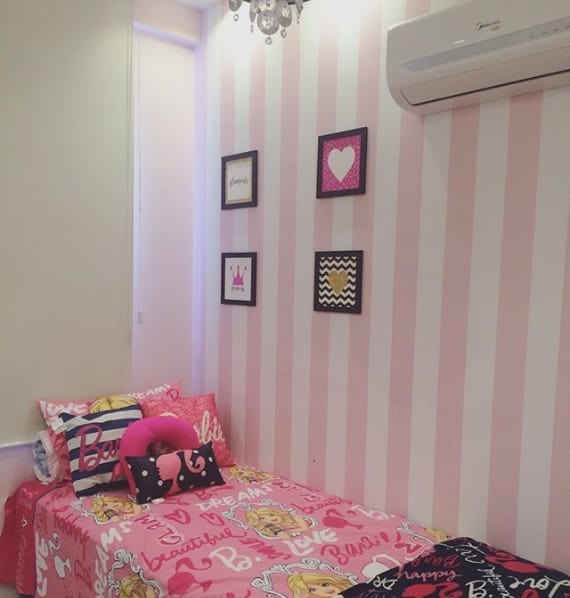 quarto decorado com roupa de cama da Barbie