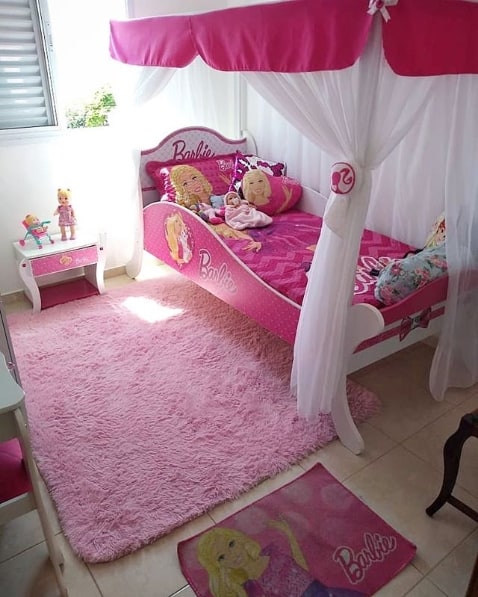 quarto rosa e branco com cama da Barbie