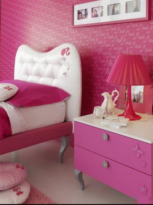 quarto da Barbie com papel de parede pink