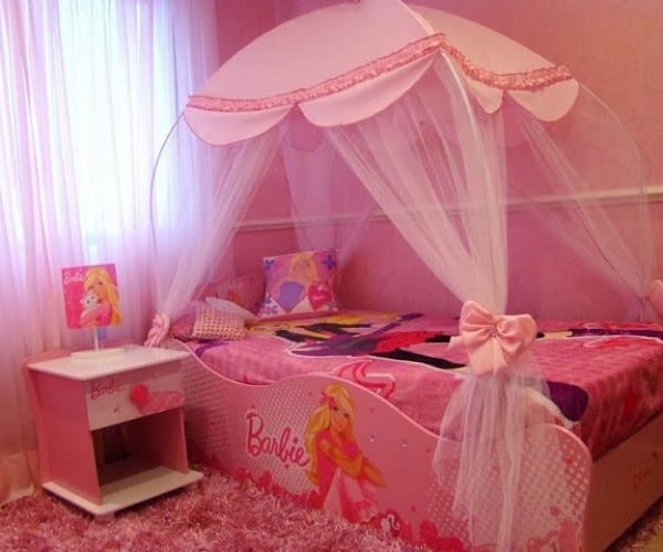 quarto infantil com cama da Barbie com dossel