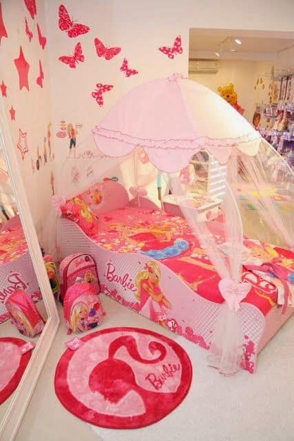 quarto infantil branco e rosa com cama da Barbie
