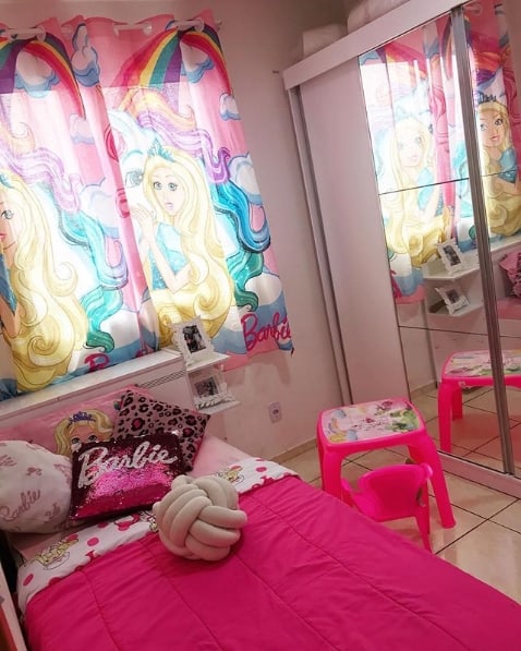quarto simples decorado com cortina da Barbie