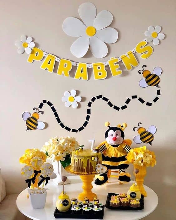 decoracao de mesversario simples com tema de abelhinhas