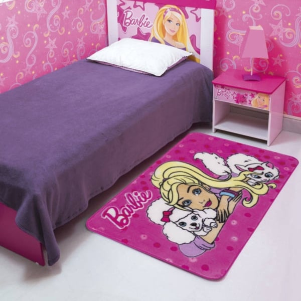 quarto simples com tapete da Barbie