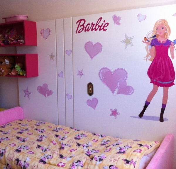 quarto infantil com adesivos da Barbie na parede