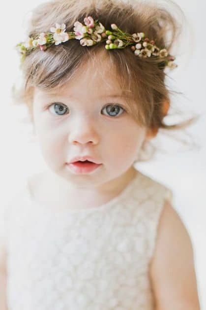 penteado com tiara de flores para cabelo infantil curto