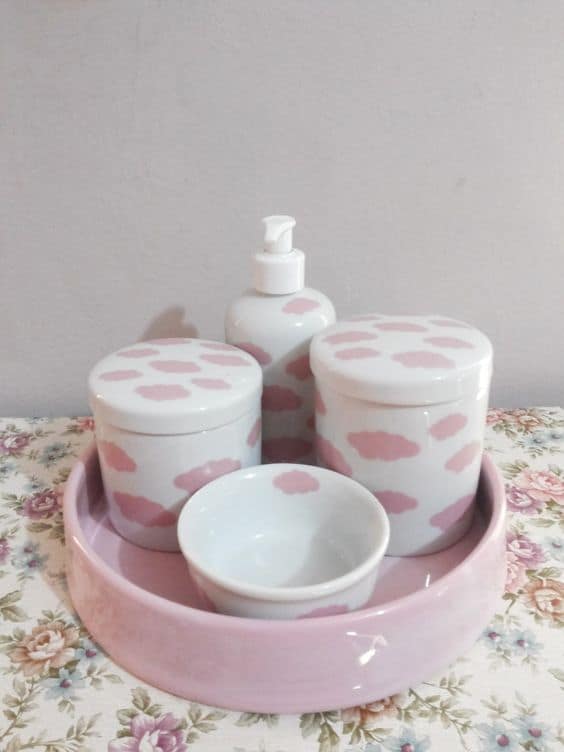 kit higiene de porcelana branca com nunvenzinhas rosa