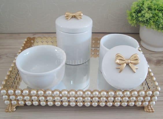 kit higiene de porcelana branca com lacos dourados