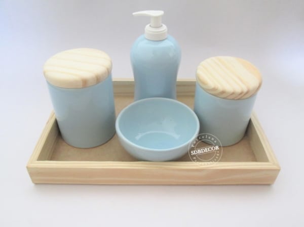 kit higiene azul claro com tampa de madeira