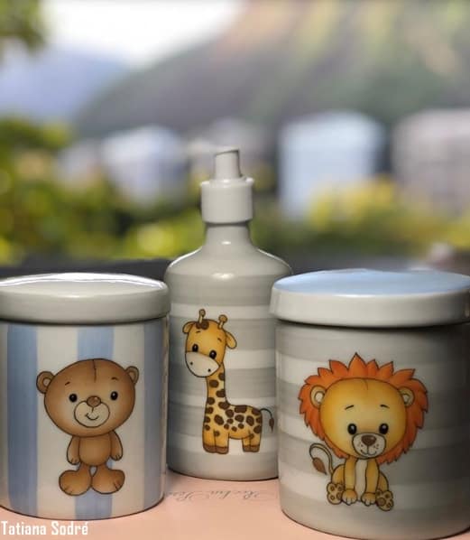 kit higiene de porcelana decorado com animais safari