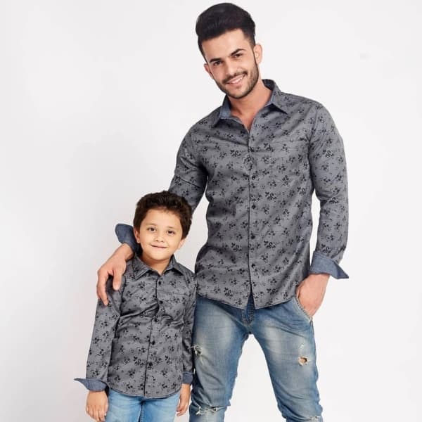 pai e filho com camisa social