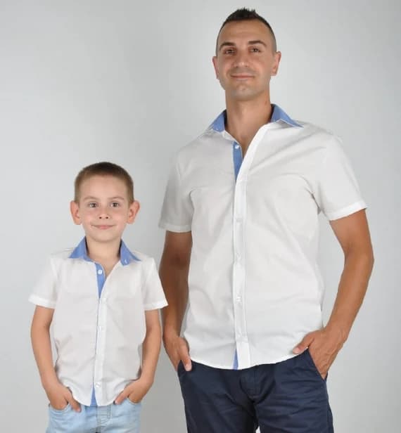 pai e filho com camisas iguais