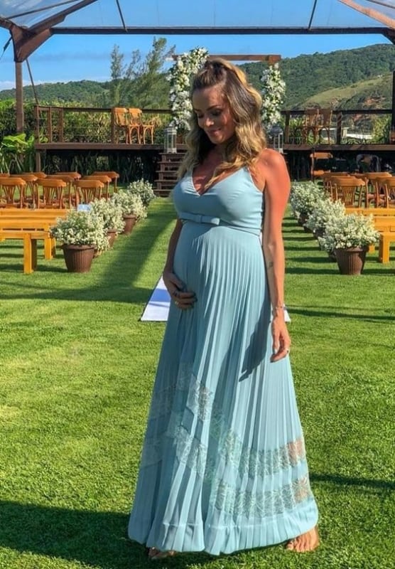 gravida com vestido de festa azul