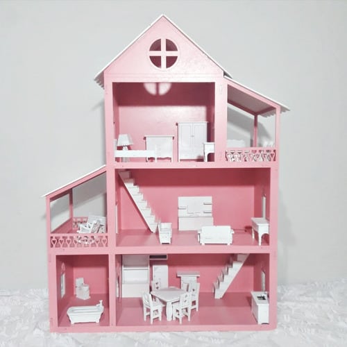 casinha de boneca pintada de rosa com moveis em branco