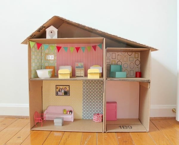 1 casa de boneca feita de papelao