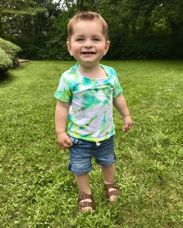 15 look infantil de menino com camiseta tie dye