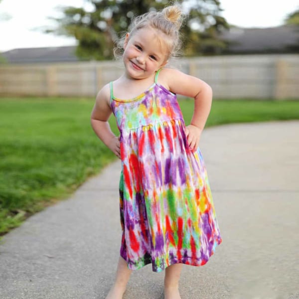 8 look infantil com vestido colorido tie dye