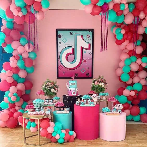 12 festa rosa tik tok Pinterest