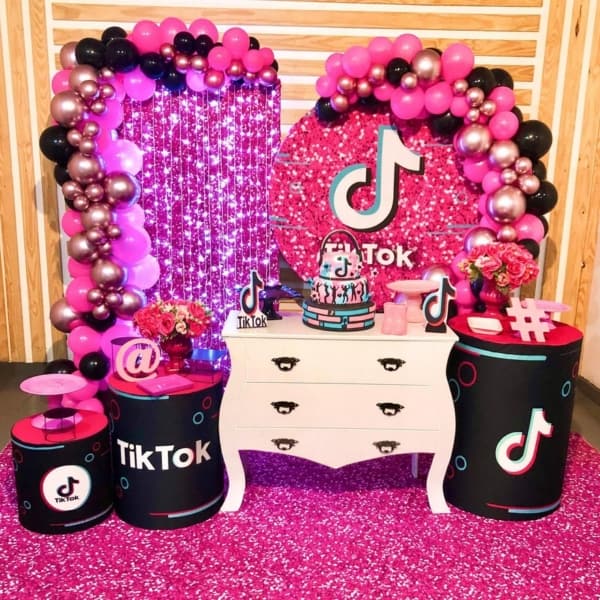 15 decoração em rosa e preto festa tik tok @realcefestass