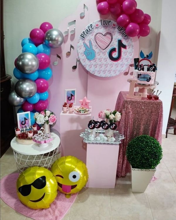 16 decoração simples e rosa festa tik tok @bhappyfestas