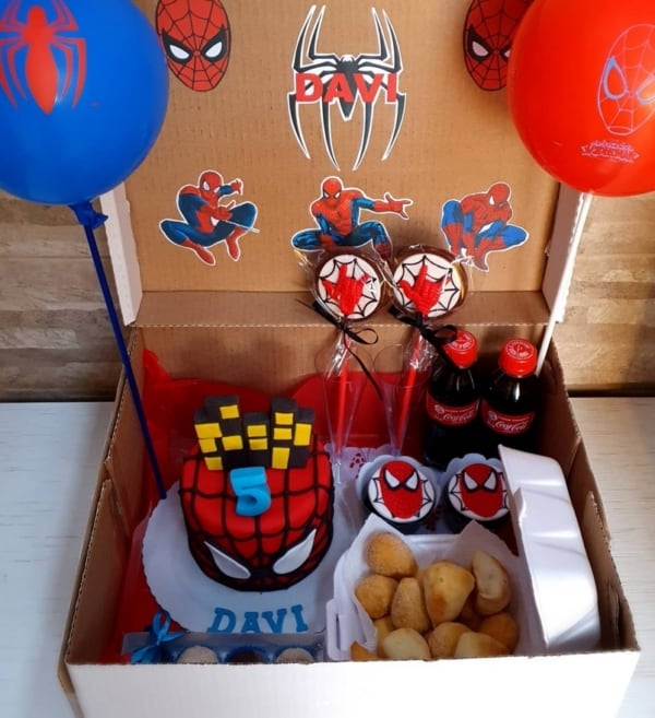 18 festa na caixa infantil Homem Aranha @karinagerard cakes