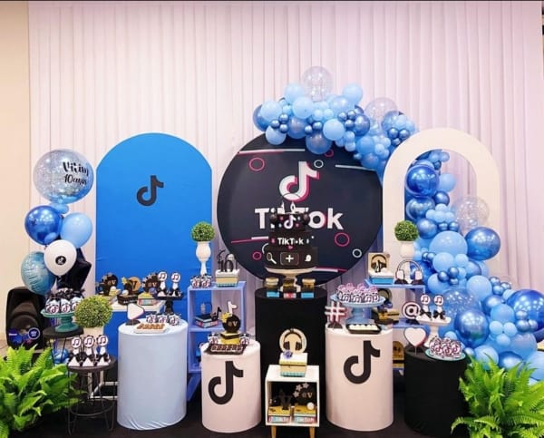18 festa tik tok moderna com decoração azul @magicfestas